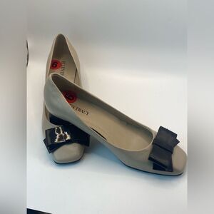 Ellen Tracy Shoes Size 6M Barton Shoe Tan with Black Patent Leather‎ Bow Heel